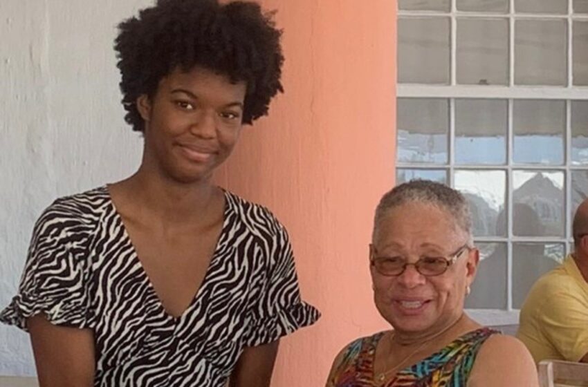  The Hospitals Auxiliary of Bermuda (HAB) presents Scholarships to senior candy stripers