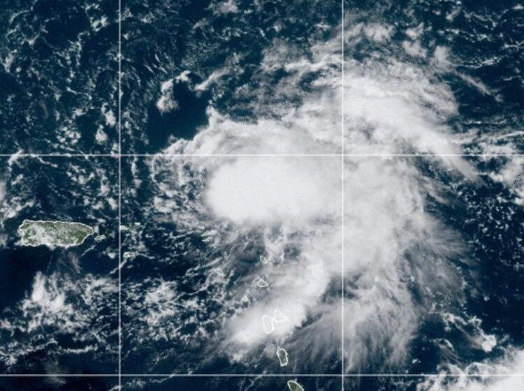  Tropical Storm Earl Expected to Move North