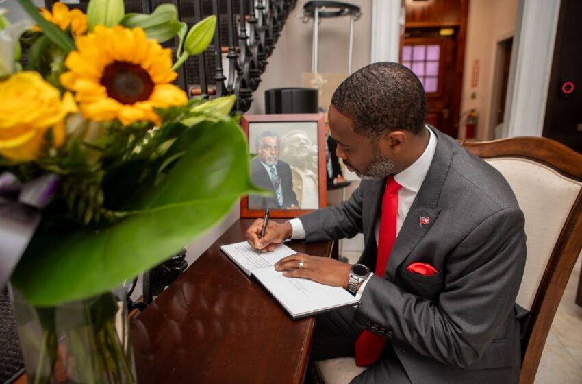  Premier David Burt signed the Book of Condolence for the late Ottiwell Simmons