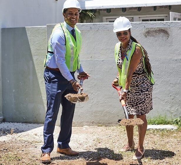 Minister of Public Works and Environment discusses Restoration of the Mangrove Bay Health Clinic